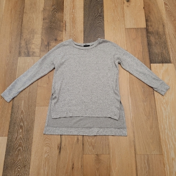 A. Byer Women's grey/white super soft tunic top size Medium - Picture 2 of 7